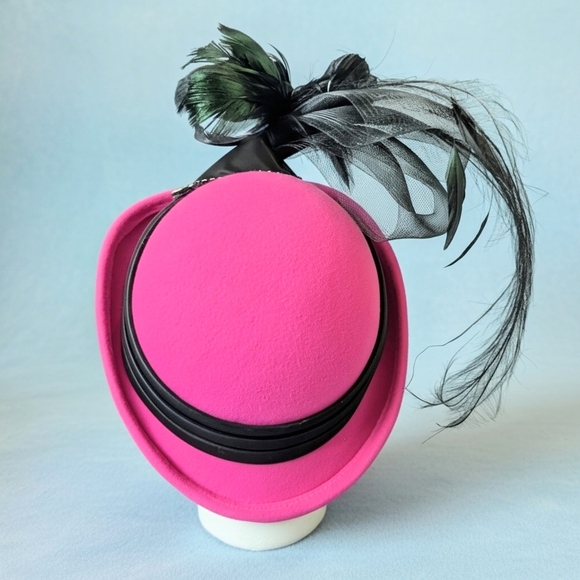 Elegant Pink Fascinator Hat with Black Feather Accents - Picture 3 of 5